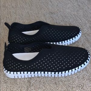 Tulip 139 perforated slip-on sneaker